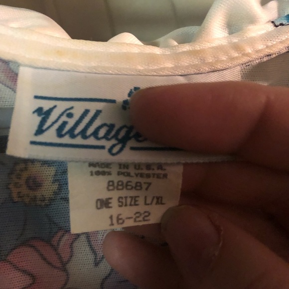 Vintage Village Fair Floral Nightgown- 657 $35 or $30 w/offer - Picture 4 of 6